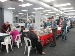 Exhibitors everywhere, Orange NSW, Sep 2017